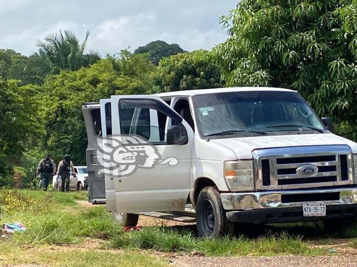 Tras persecución aseguran camioneta en la zona rural de Acayucan