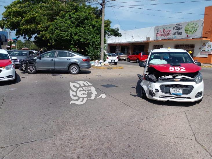 (+Video) Choque deja cuantiosos daños y 3 lesionados en Coatzacoalcos