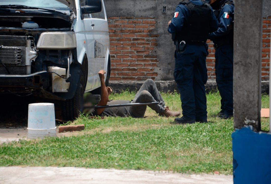 ¡En Veracruz! Camioneta cae sobre mecánico tras fallarle el “gato”; logra salir ileso