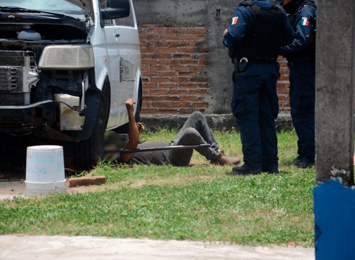 ¡En Veracruz! Camioneta cae sobre mecánico tras fallarle el “gato”; logra salir ileso