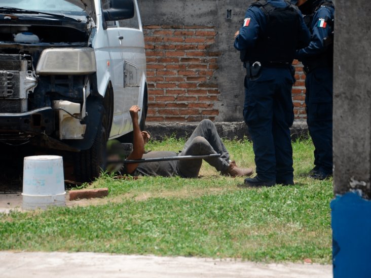 ¡En Veracruz! Camioneta cae sobre mecánico tras fallarle el “gato”; logra salir ileso