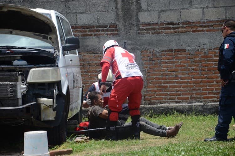 ¡En Veracruz! Camioneta cae sobre mecánico tras fallarle el “gato”; logra salir ileso