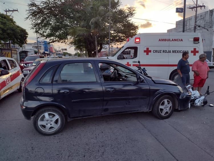 Chocan motociclistas y automóvil en la colonia Pascual Ortiz Rubio; hay 2 lesionados