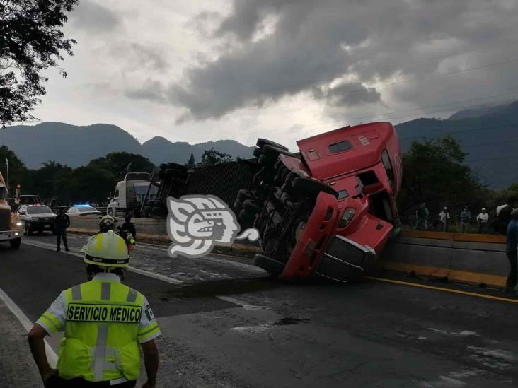 (+Video) Vuelca tráiler en la Curva del Pocito de Nogales