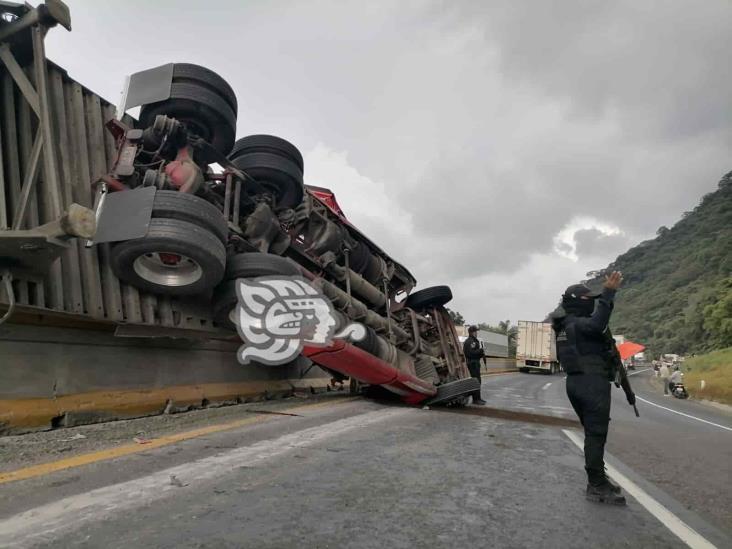 (+Video) Vuelca tráiler en la Curva del Pocito de Nogales