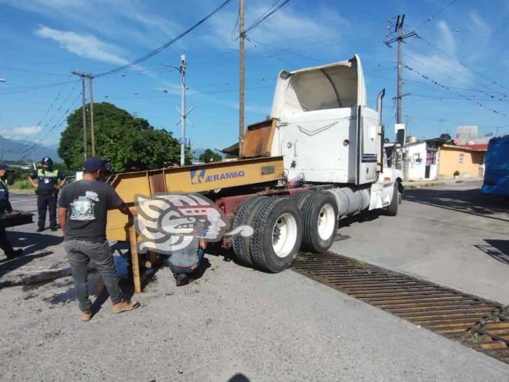 Reportan cierre de circulación tras desprendimiento de semirremolque en Córdoba