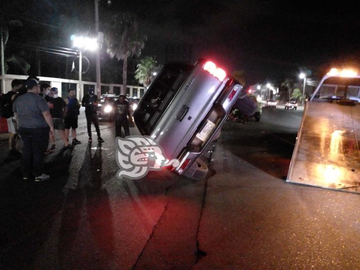 Aparatosa volcadura frente a plaza comercial en Coatzacoalcos