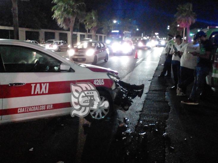 Aparatosa volcadura frente a plaza comercial en Coatzacoalcos