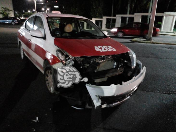 Aparatosa volcadura frente a plaza comercial en Coatzacoalcos