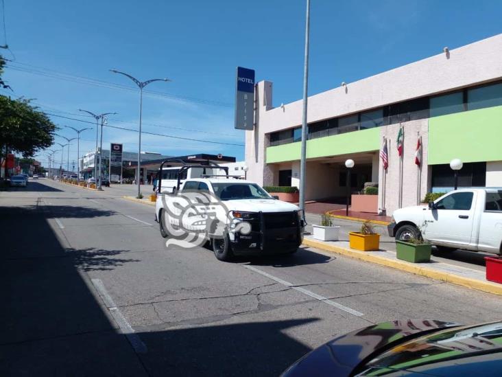 Detienen a dos en Coatzacoalcos tras asaltar a cliente de agencia de autos 