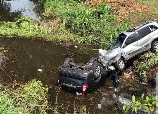 Conductor sale de la carretera en Tierra Blanca con una camioneta que remolcaba