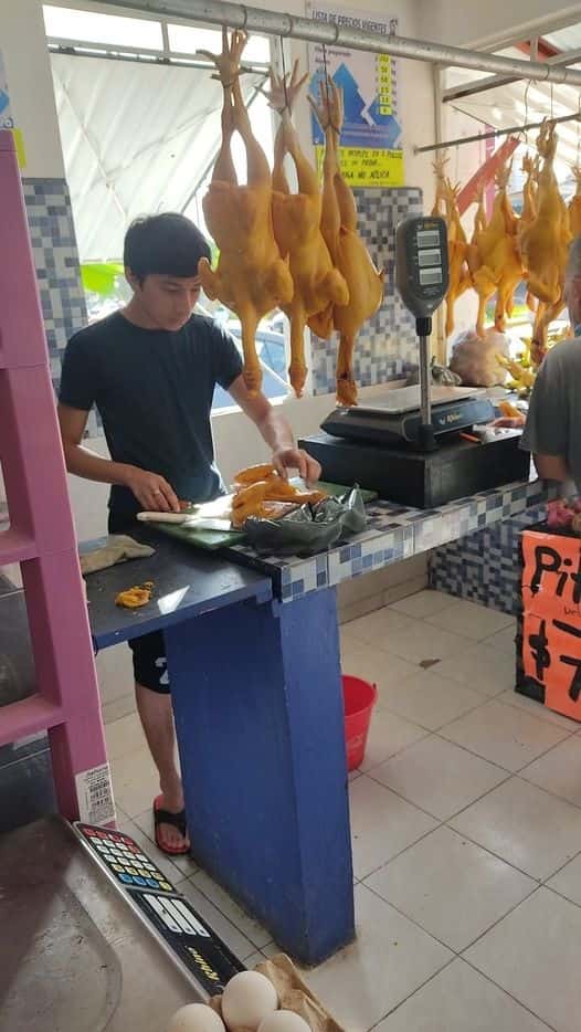 Pollería ofrece curso de verano para jóvenes, se vuelve viral en redes