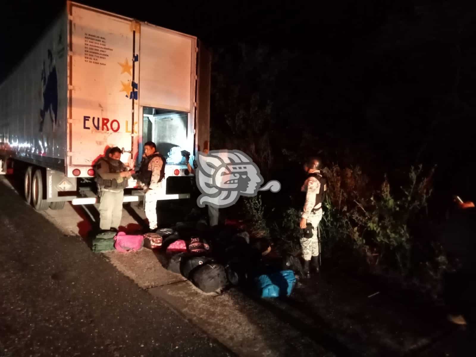 Abandonan tráiler que transportaba migrantes en la Acayucan - Sayula de Alemán