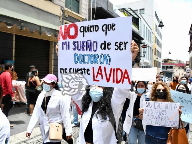 (+Video) Xalapa: ‘mi hijo no le debe nada al estado‘: madre de estudiante de Medicina