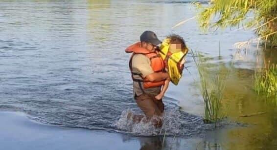 Agentes de INM salvan de morir ahogados a migrantes en el Río Bravo