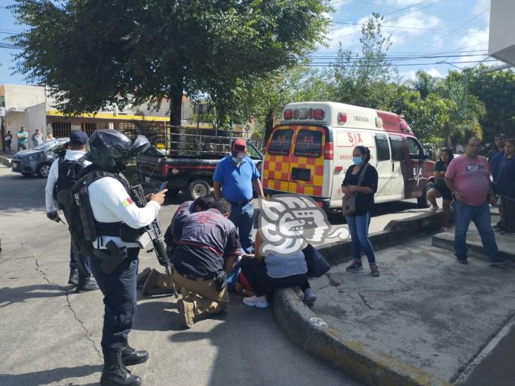 Choque entre Jeep, Volkswagen y moto en Xalapa deja un lesionado