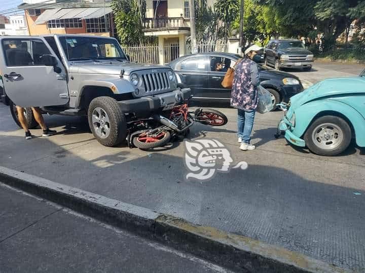 Choque entre Jeep, Volkswagen y moto en Xalapa deja un lesionado