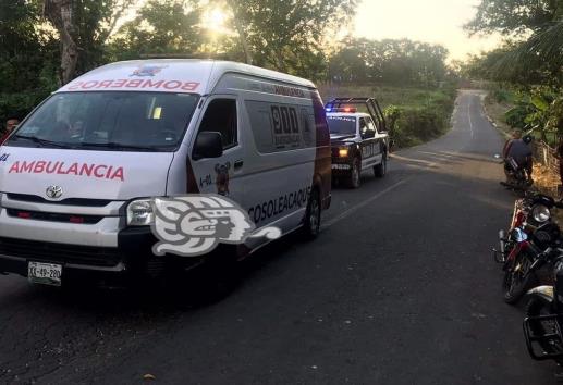 PC atiende a motociclista derrapado por exceso de velocidad