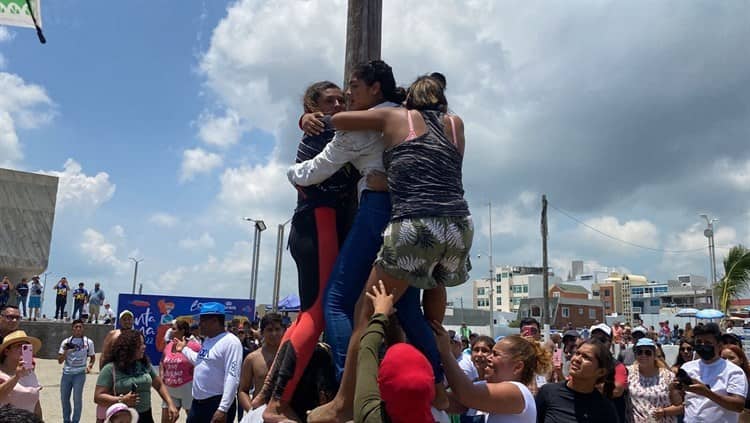 Buena participación en concurso de palo encebado en Boca del Río (+Video)