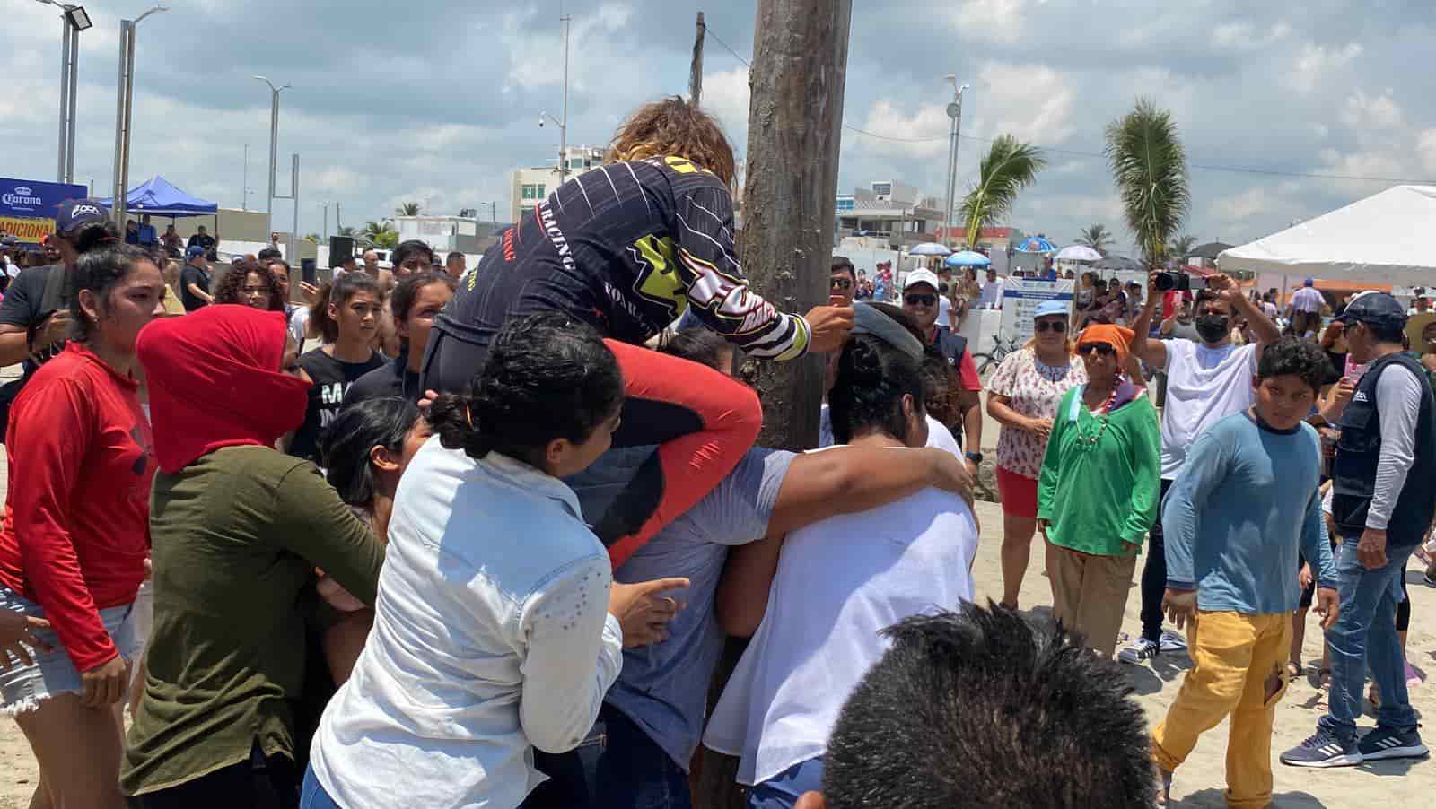 Buena participación en concurso de palo encebado en Boca del Río (+Video)