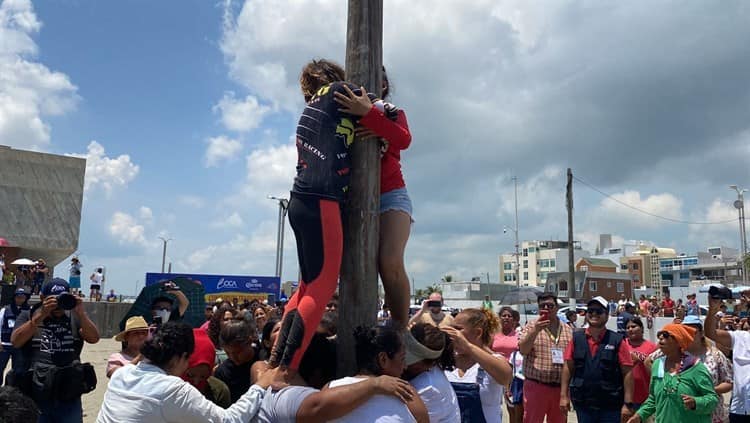 Buena participación en concurso de palo encebado en Boca del Río (+Video)