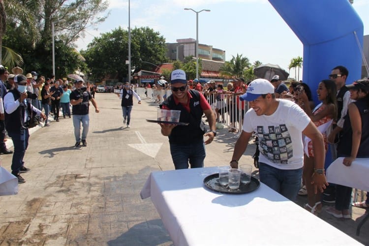 Algarabía y diversión en la carrera de meseros por las Fiestas de Santa Ana (+Video)