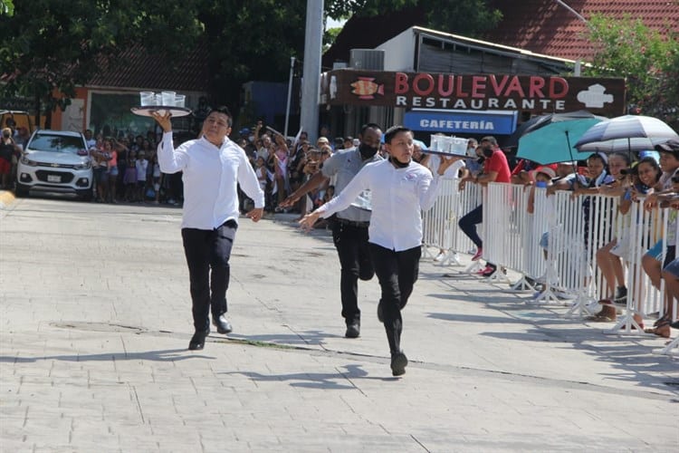 Algarabía y diversión en la carrera de meseros por las Fiestas de Santa Ana (+Video)