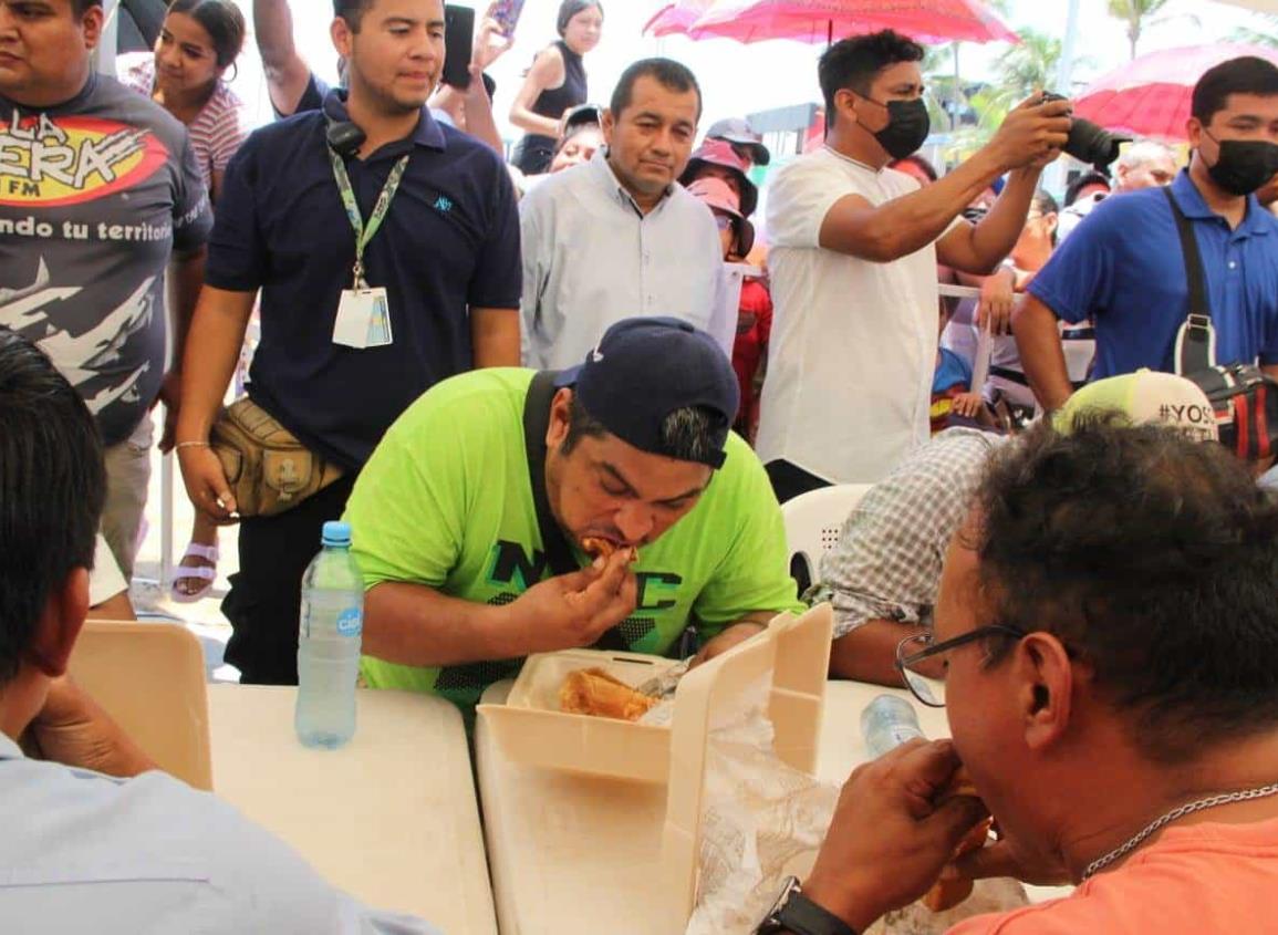 Realizan concurso de comelones en Plaza Banderas de Boca del Río (+Video)