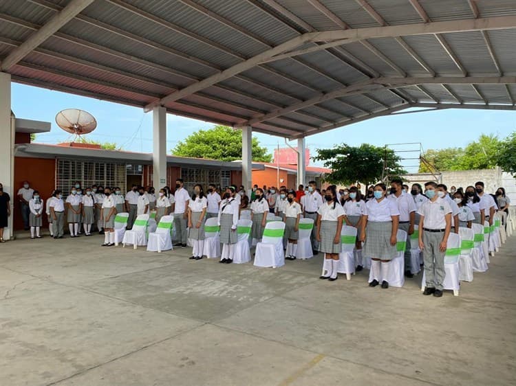 Se gradúan alumnos de la Telesecundaria Cipriano Villasana en Cosamaloapan