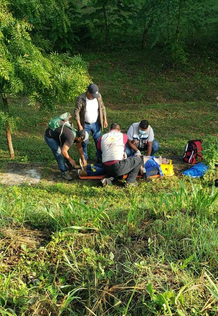 Motociclista derrapa sobre la carretera federal 175 en Cosamaloapan