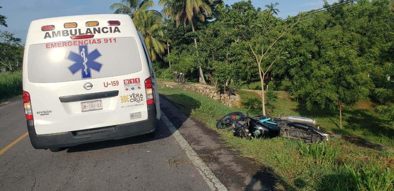 Motociclista derrapa sobre la carretera federal 175 en Cosamaloapan