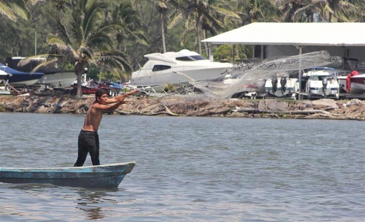 Pescadores participan en concurso de atarrayas por las Fiestas de Santa Ana 2022