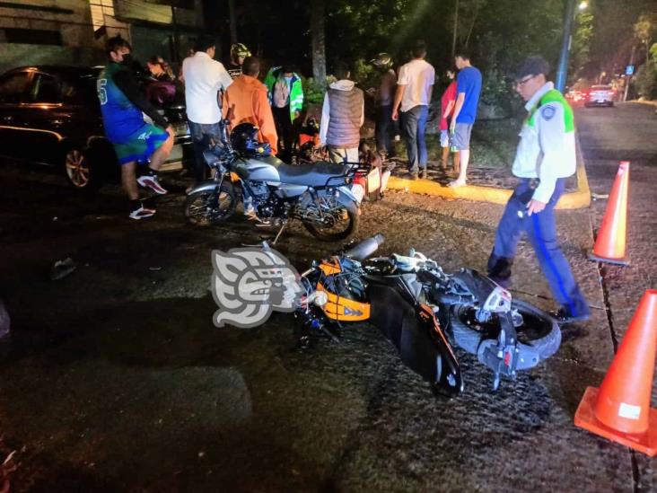 Pareja de motociclistas es arrollada por un auto en la avenida Orizaba, en Xalapa