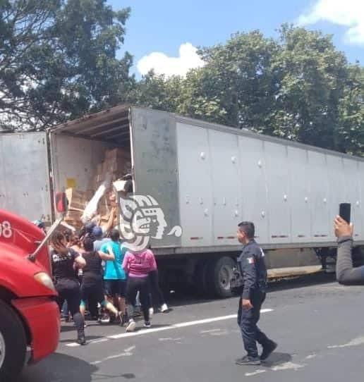 Rapiñeros vacían tráiler que se accidentó en Nogales