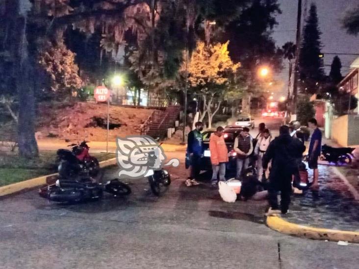 Pareja de motociclistas es arrollada por un auto en la avenida Orizaba, en Xalapa