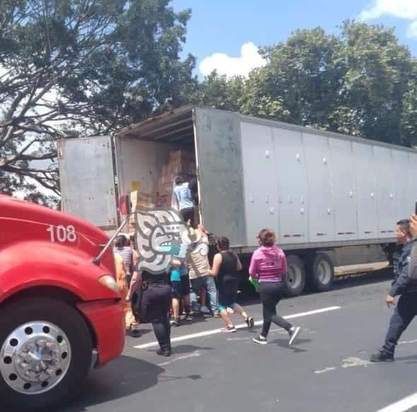 Rapiñeros vacían tráiler que se accidentó en Nogales