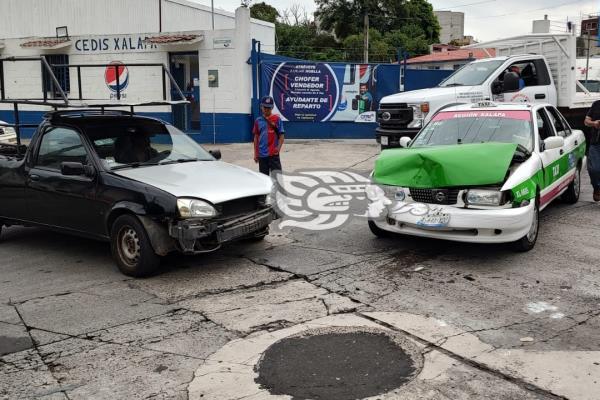 Chocan taxi y camioneta en calles de Xalapa