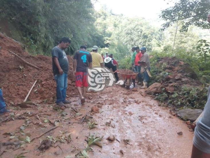 Derrumbes en Zongolica mantienen incomunicadas a 300 familias