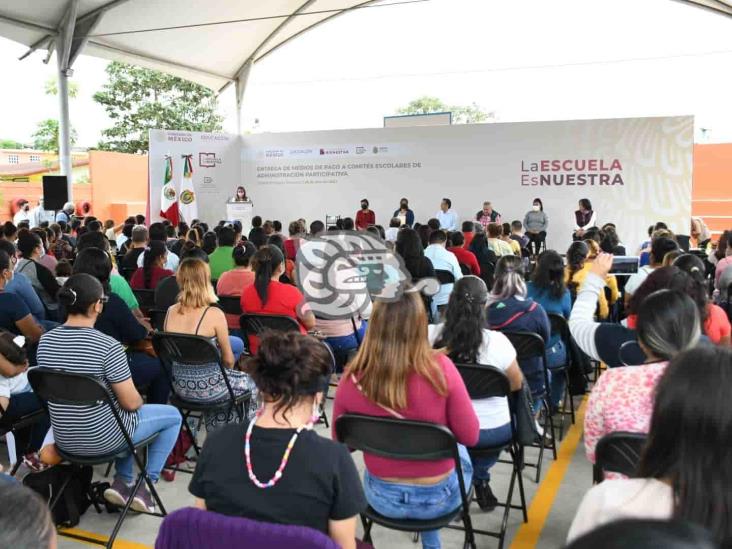 Entregan apoyos de ‘La Escuela es Nuestra’ en zonas rurales de Xalapa