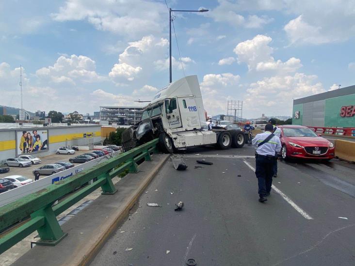 Tráiler choca con muro de contención de puente; estuvo a punto de caer(+video)