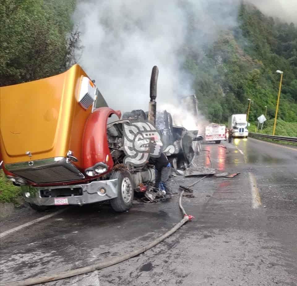 Se incendia tráiler en cumbres de Maltrata (+Video)