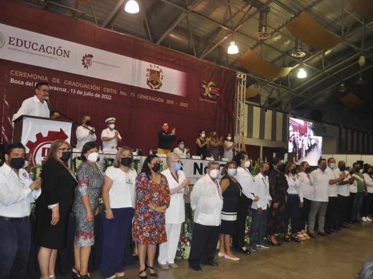 Casi 900 alumnos del CBTIS 79 protagonizan evento de graduación