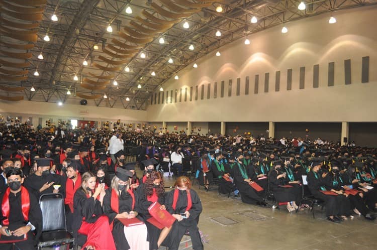 Casi 900 alumnos del CBTIS 79 protagonizan evento de graduación