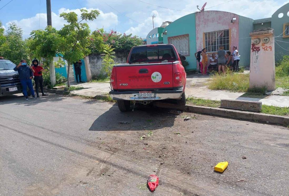 ¡Los frenos! Camioneta que era revisada avanza sola sobre pendiente en Veracruz