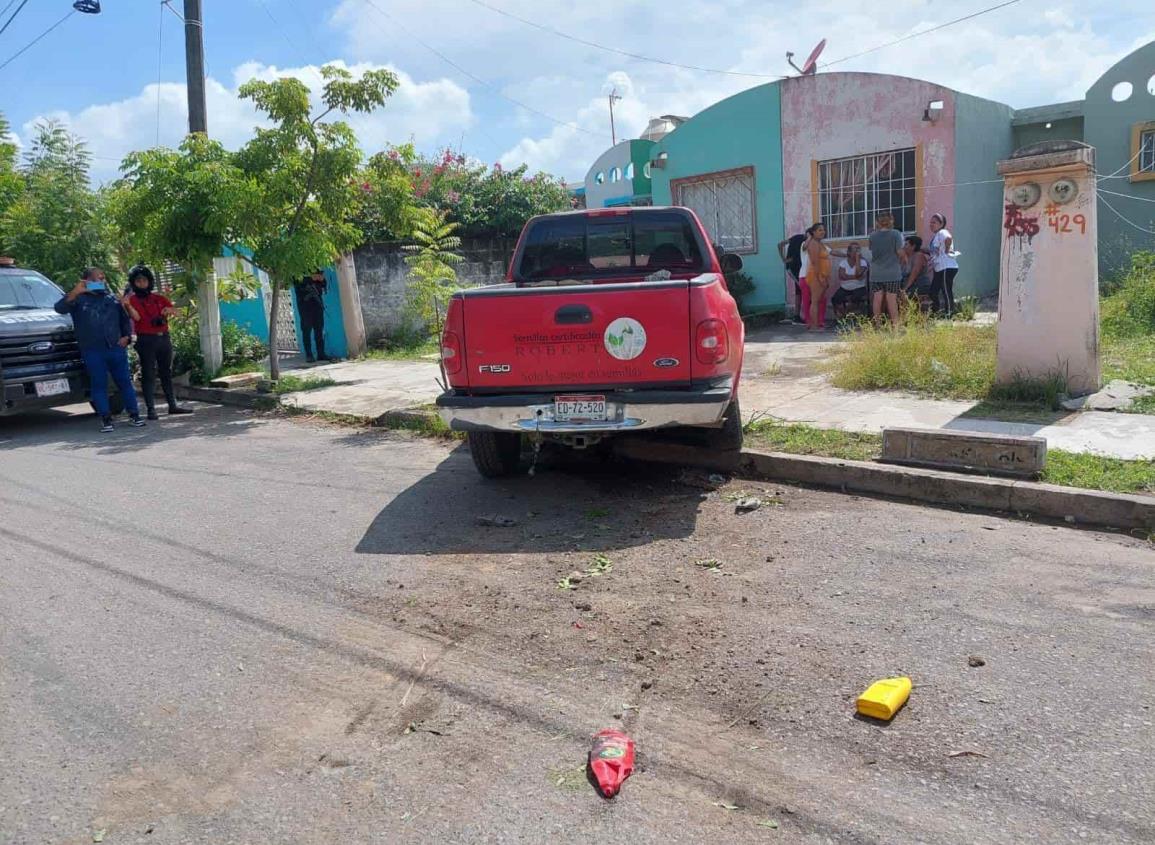 ¡Los frenos! Camioneta que era revisada avanza sola sobre pendiente en Veracruz
