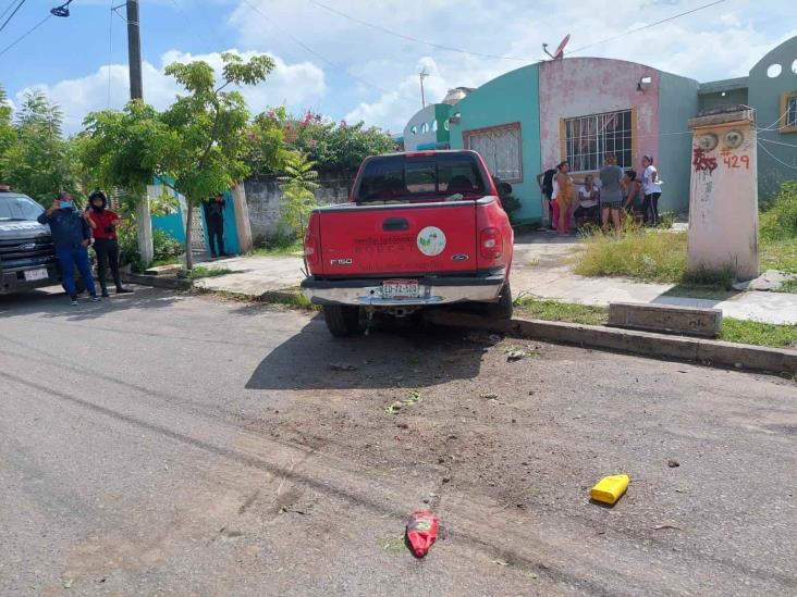 ¡Los frenos! Camioneta que era revisada avanza sola sobre pendiente en Veracruz