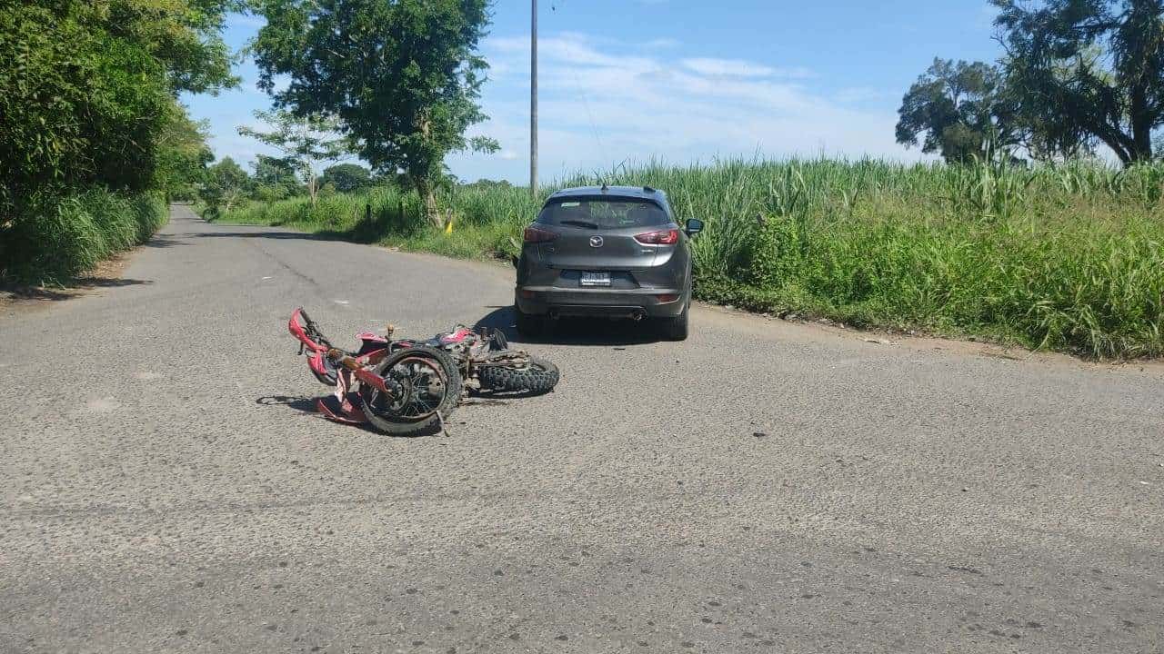 Motociclista resulta herido al chocar con camioneta en carretera a Tierra Blanca