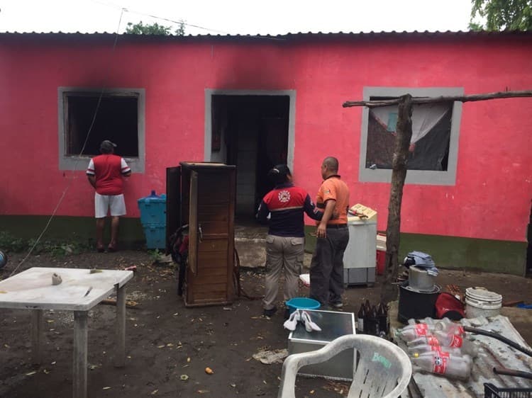 Se incendia casa en Tierra Blanca; quedó en cenizas