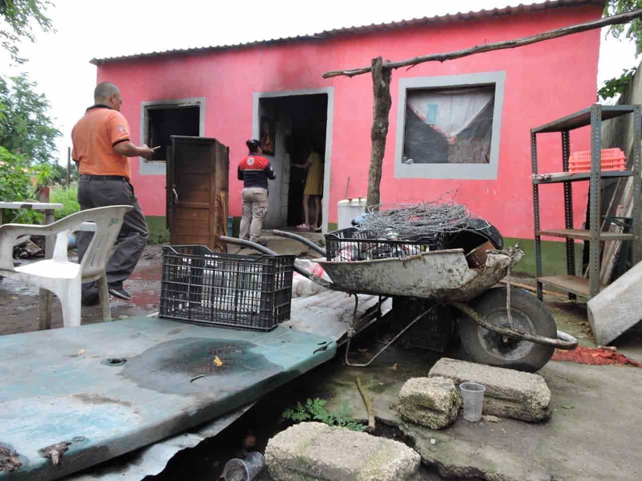 Se incendia casa en Tierra Blanca; quedó en cenizas