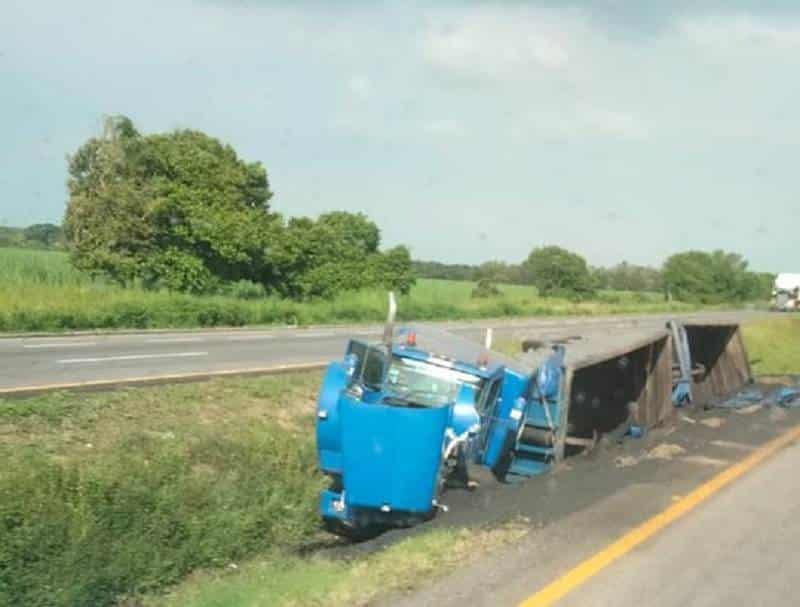 Tracto camión vuelca sobre la autopista Cosamaloapan a Isla